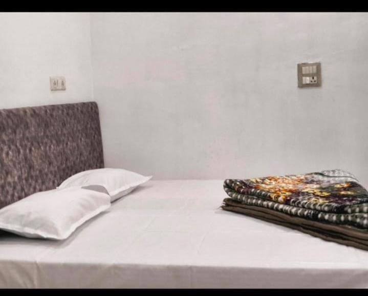 Mangalam Gold Guest House พาราณสี ภายนอก รูปภาพ